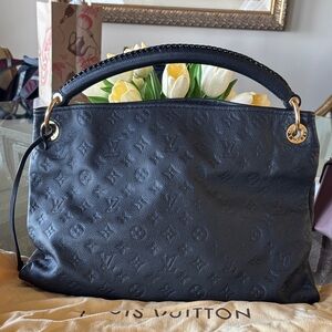 Louis Vuitton black Empreinte Artsy mm.